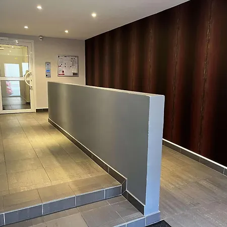 Grand T3 Idealement Situe Proche Et Commerces Avec Balcon Et Parking A - Fr-1-646-39 *